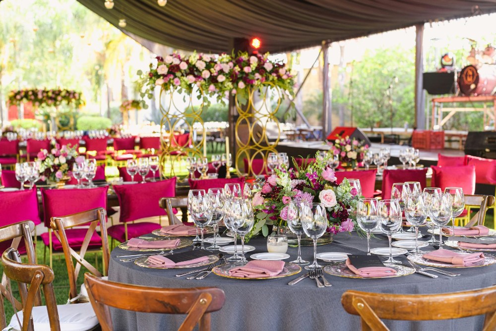 Mesa elegantemente decorada para evento