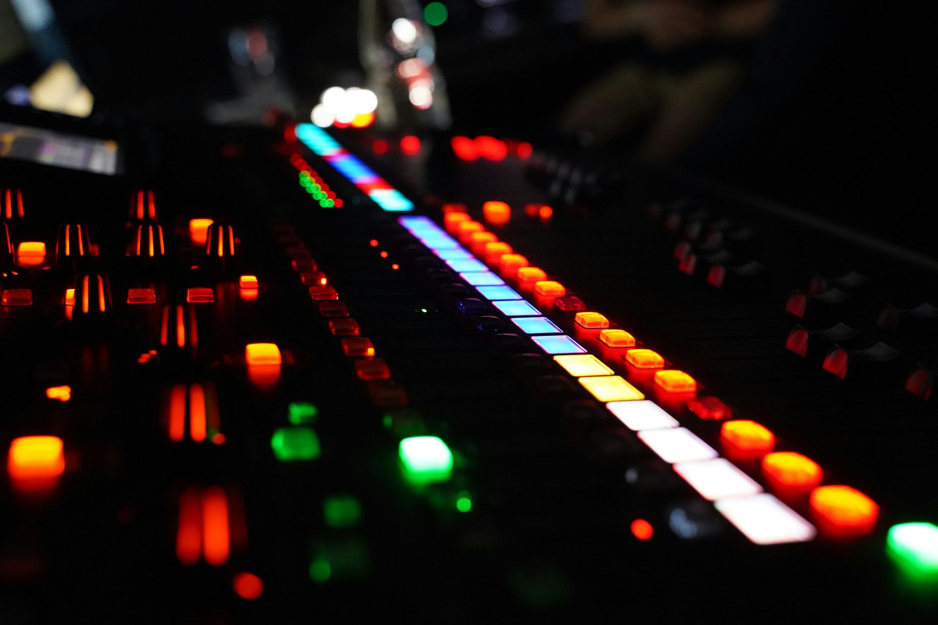 Mezclador de audio con botones iluminados