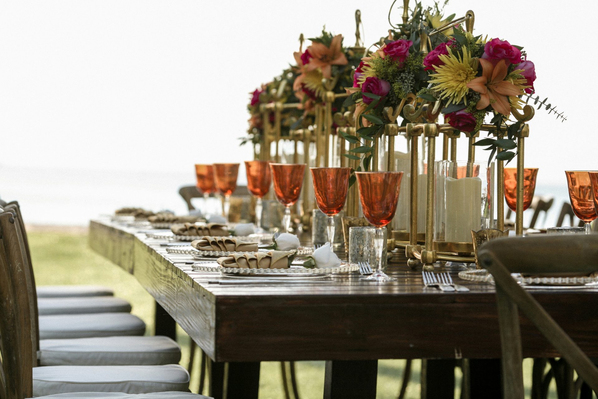 Mesa decorada con flores