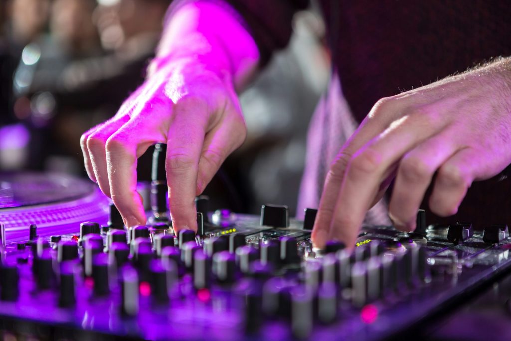 DJ mezclando música en vivo