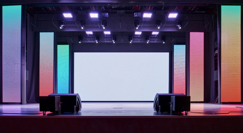 Escenario con pantallas iluminadas