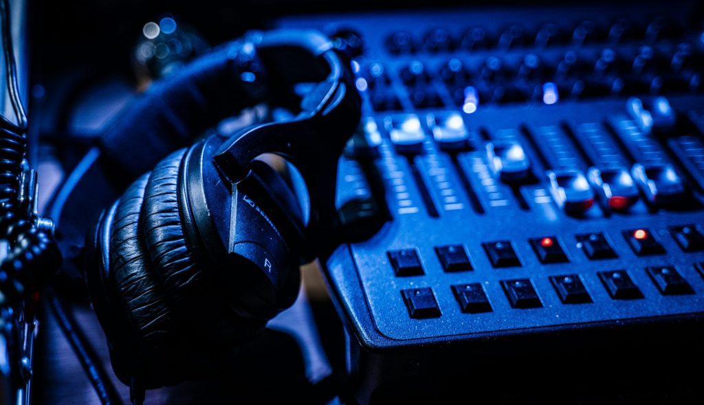 mezclador de audio negro y gris